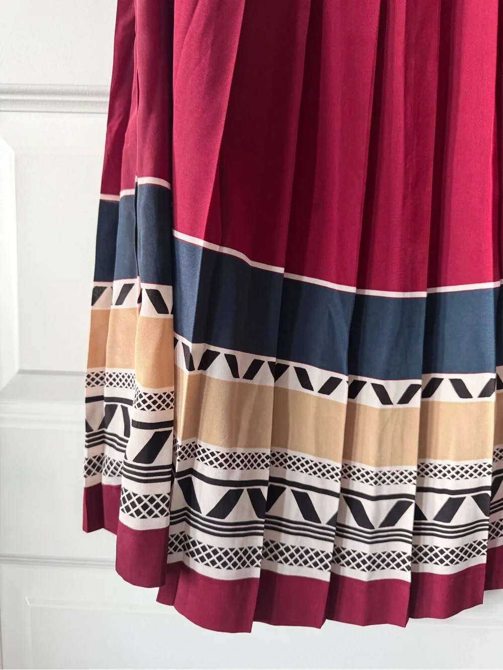 Vintage La Claiborne Pleated Knee-Length Skirt Burgundy Geometric Border Print
